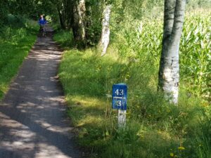 kilometerspaaltjes opgesmukt