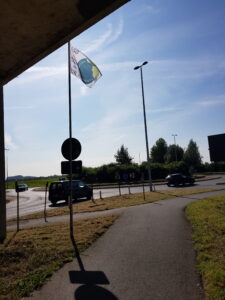de vlaggen nodigen je uit